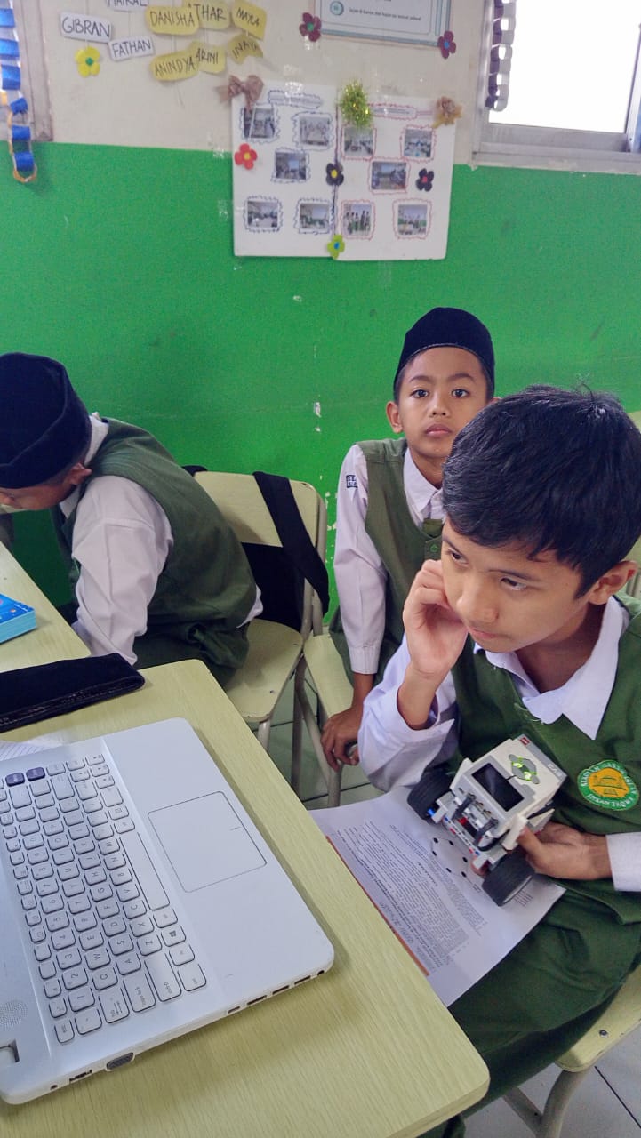 Robot EV3 advanced hasil karya ekstrakurikuler robotika