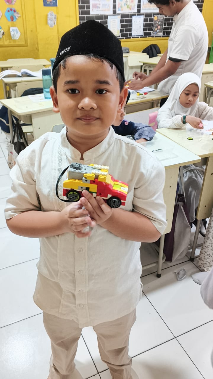 Ekstrakurikuler robotika WeDo 2.0 - siswa merakit robot