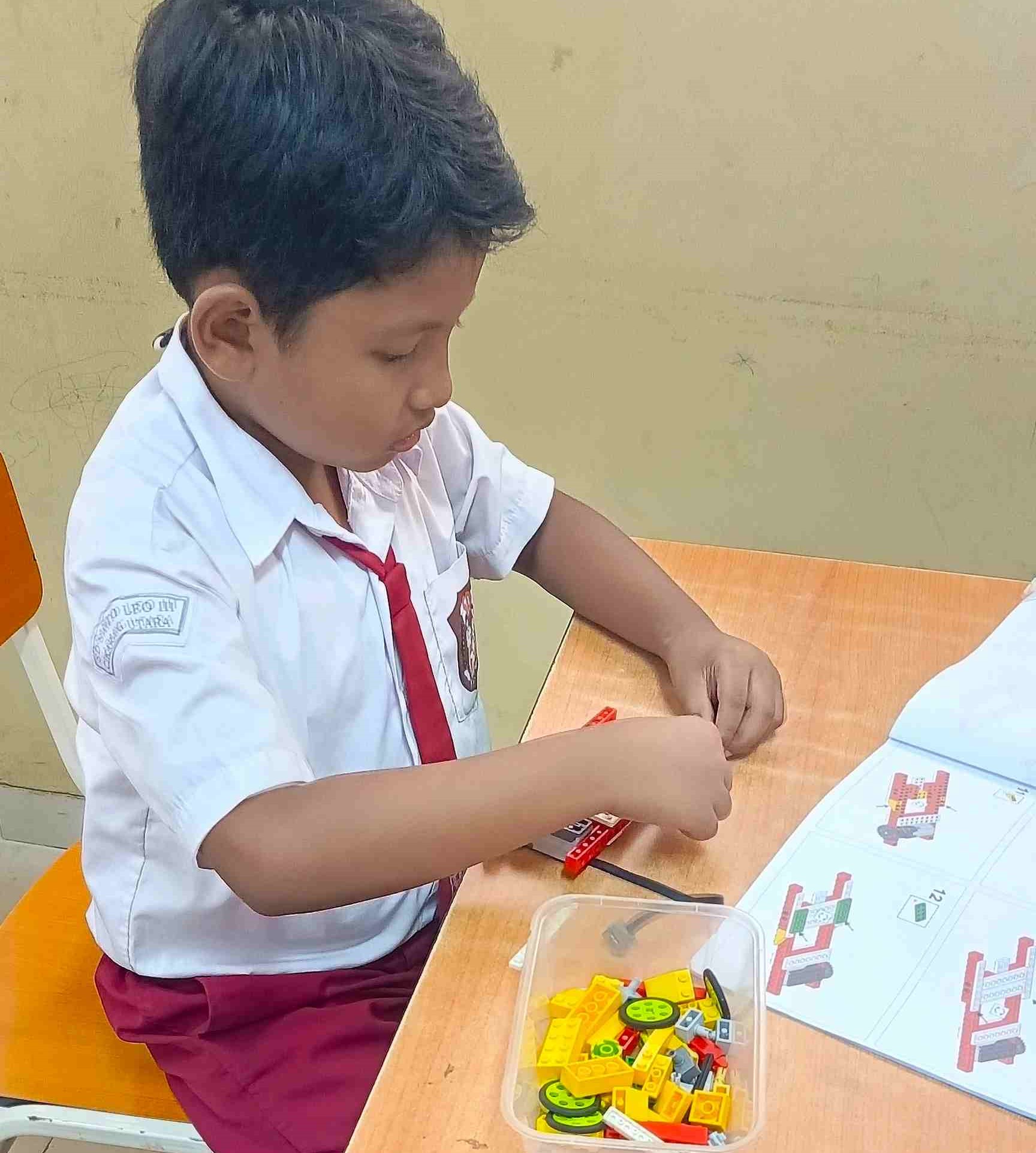 Hasil karya robot WeDo dari kegiatan ekstrakurikuler