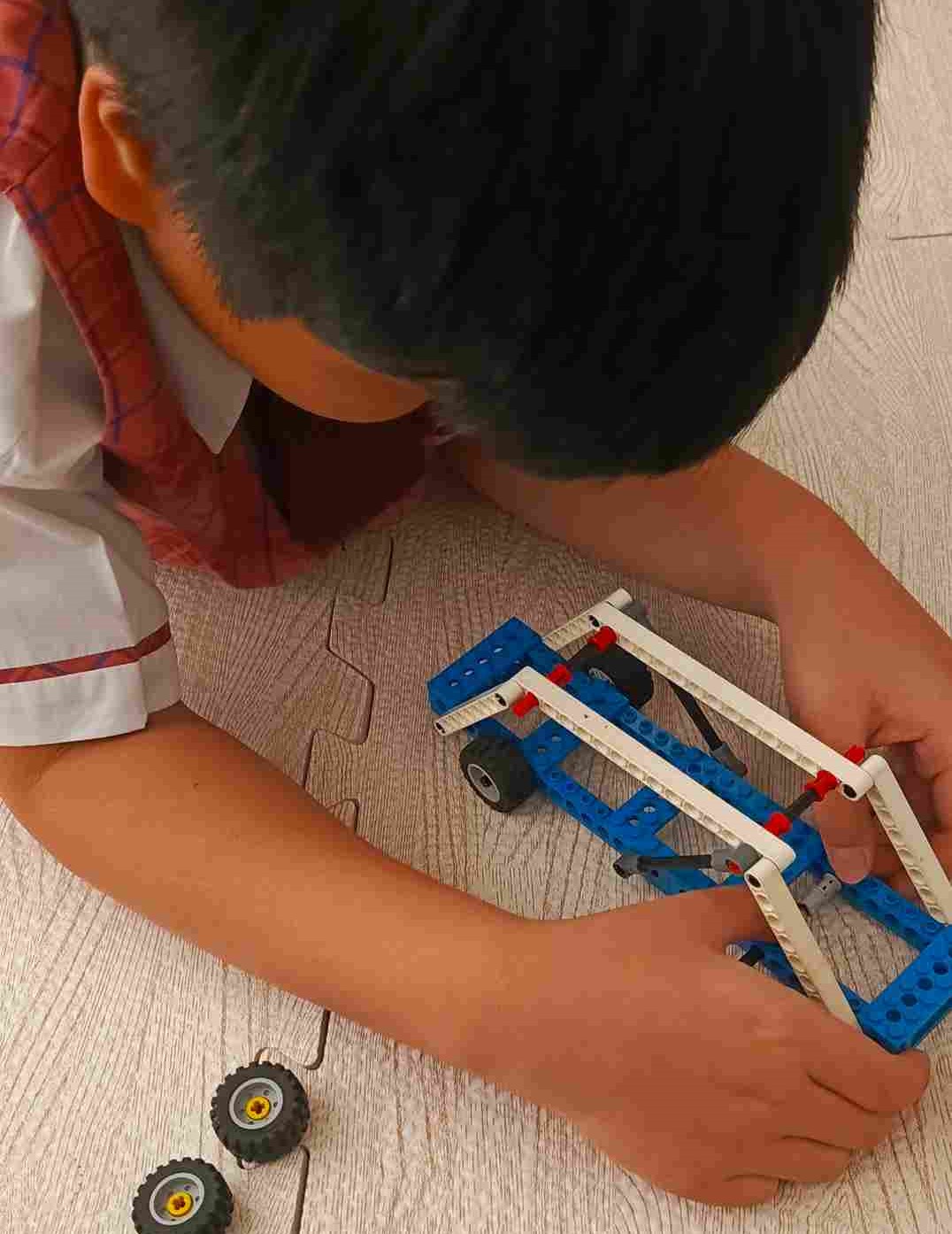 Eksperimen mekanika dengan alat peraga di laboratorium