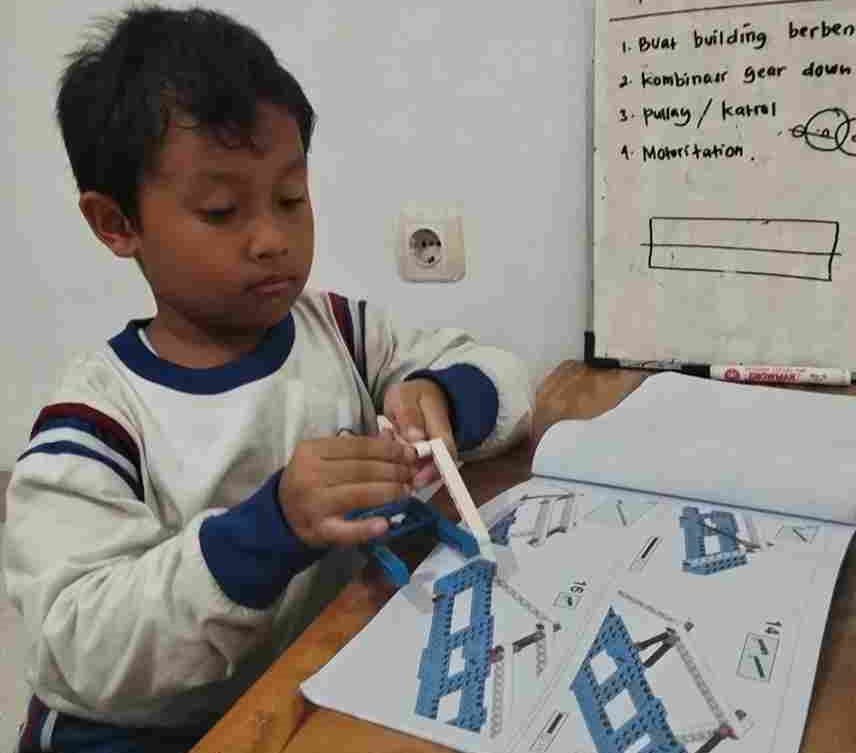 Anak-anak membangun struktur mekanik menggunakan kit edukasi
