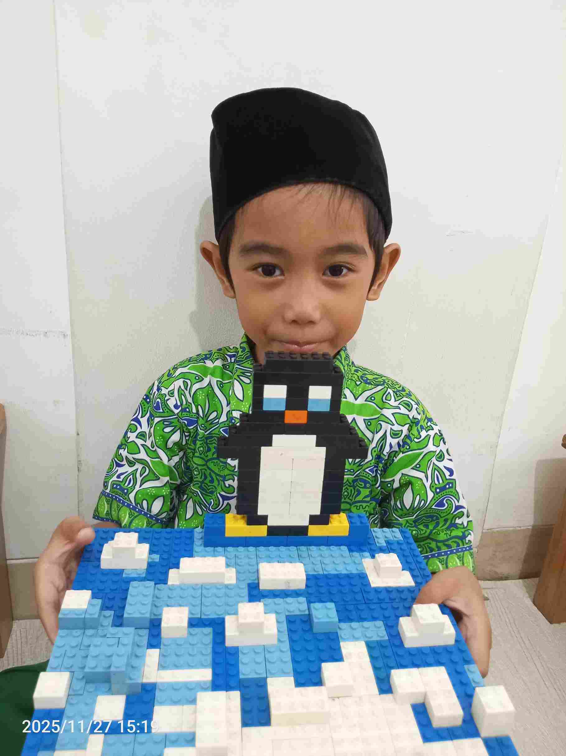 Kolaborasi siswa dalam membuat proyek mozaik bersama