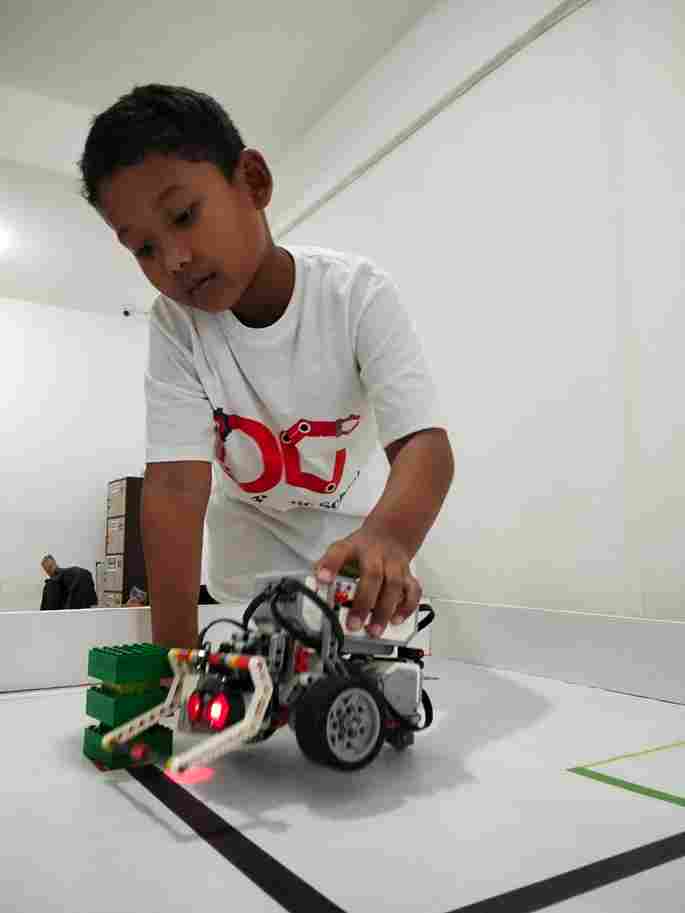 Robot LEGO EV3 tingkat lanjut yang dirancang siswa