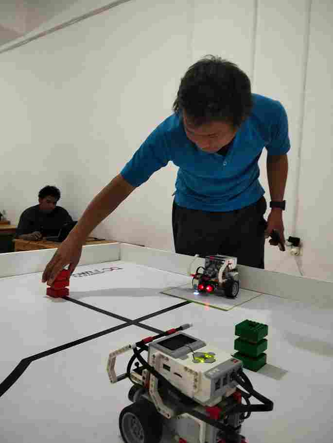 Siswa berkompetisi dalam lomba robotik dengan robot EV3