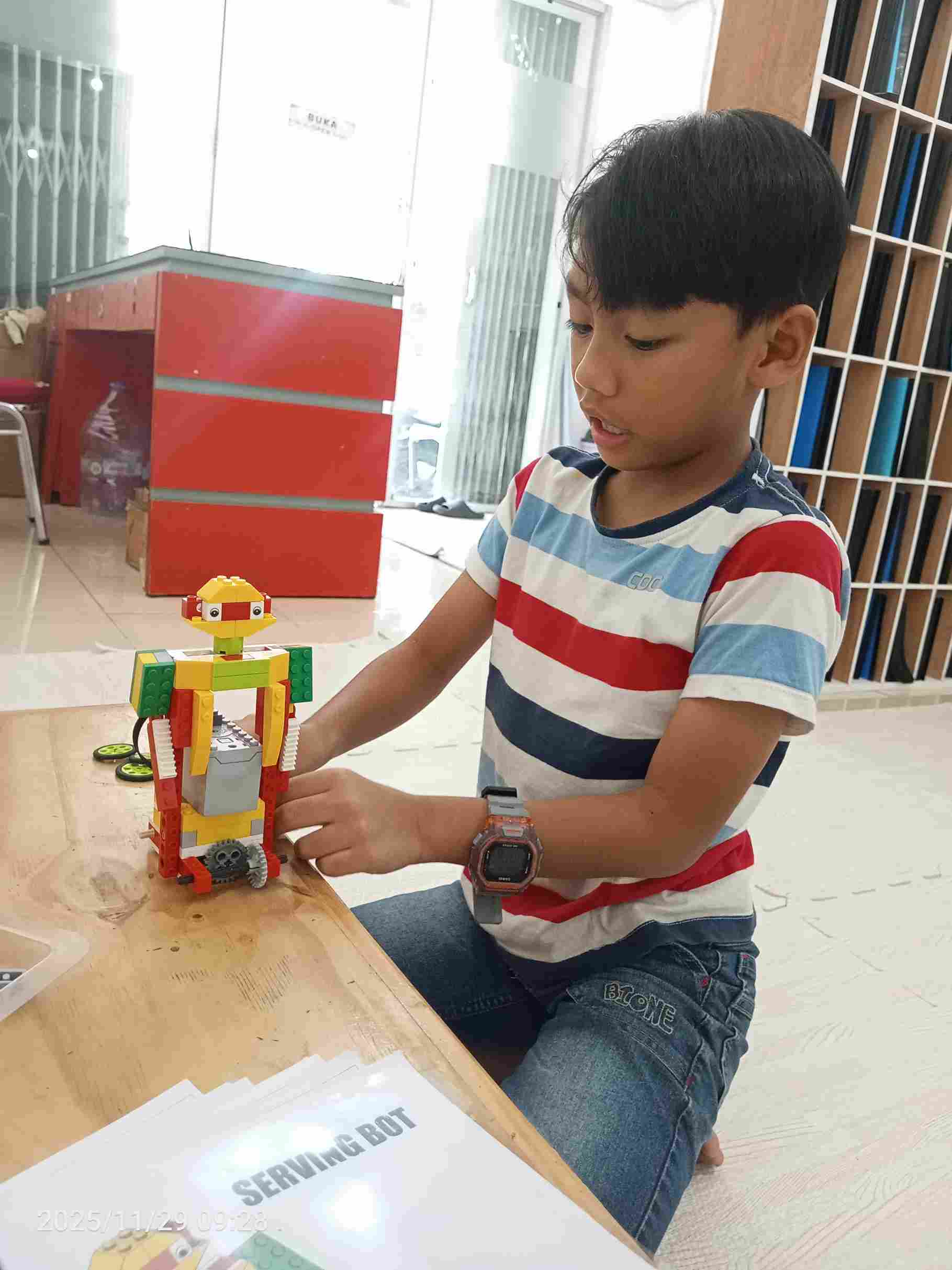 Presentasi hasil proyek robotika WeDo di depan kelas
